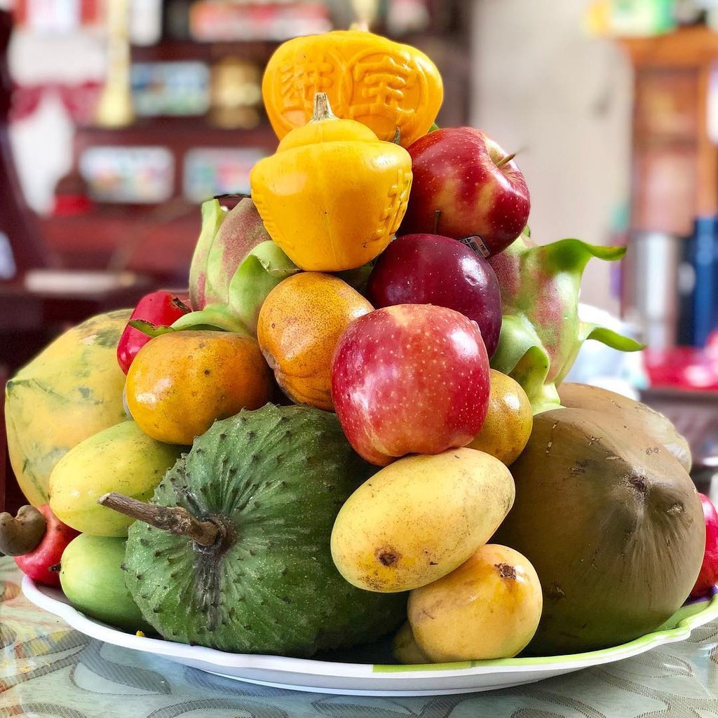 The five fruits tray of the South Vietnamese family has the meaning “Cầu sung vừa đủ xài” 
